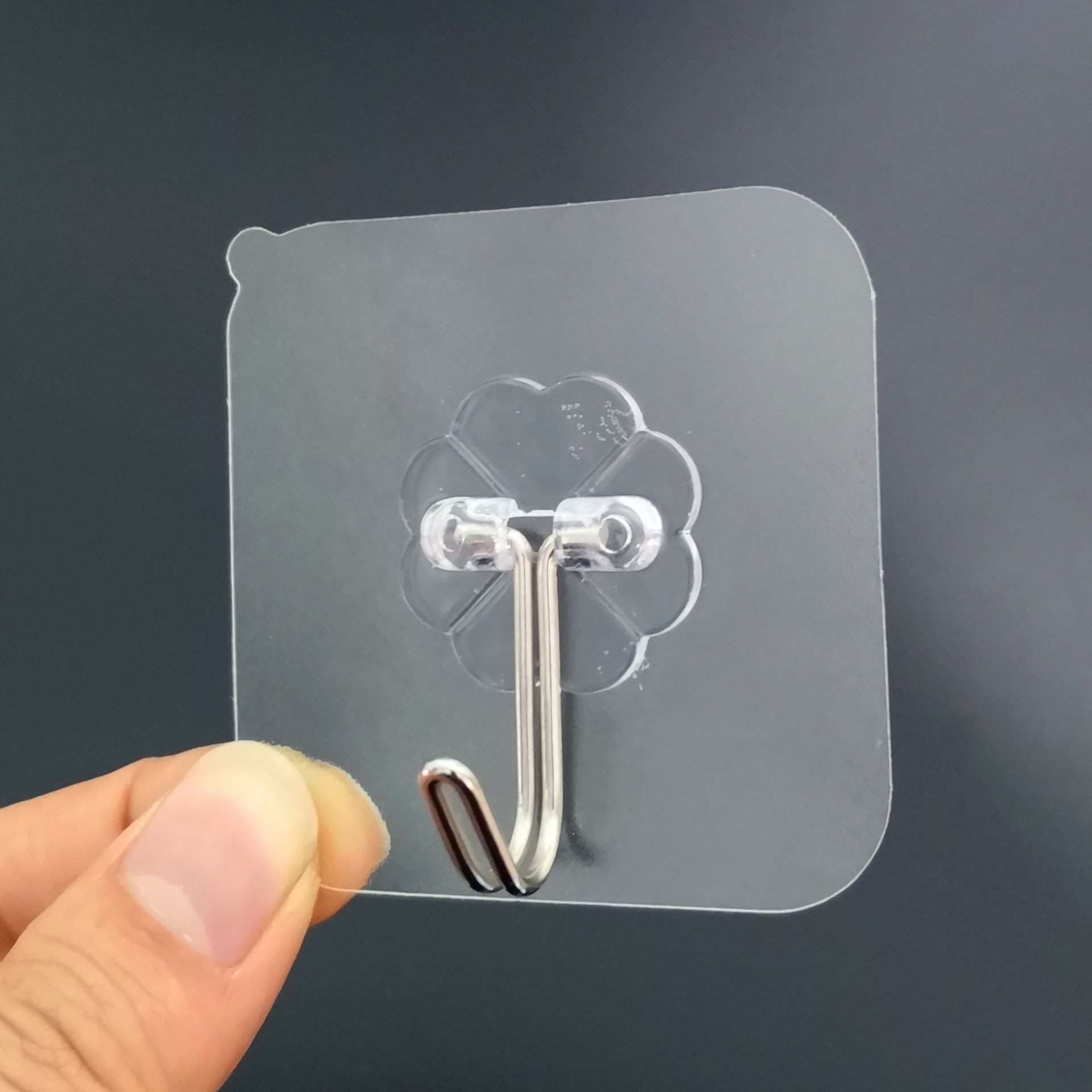 Miếng dán tường có móc treo